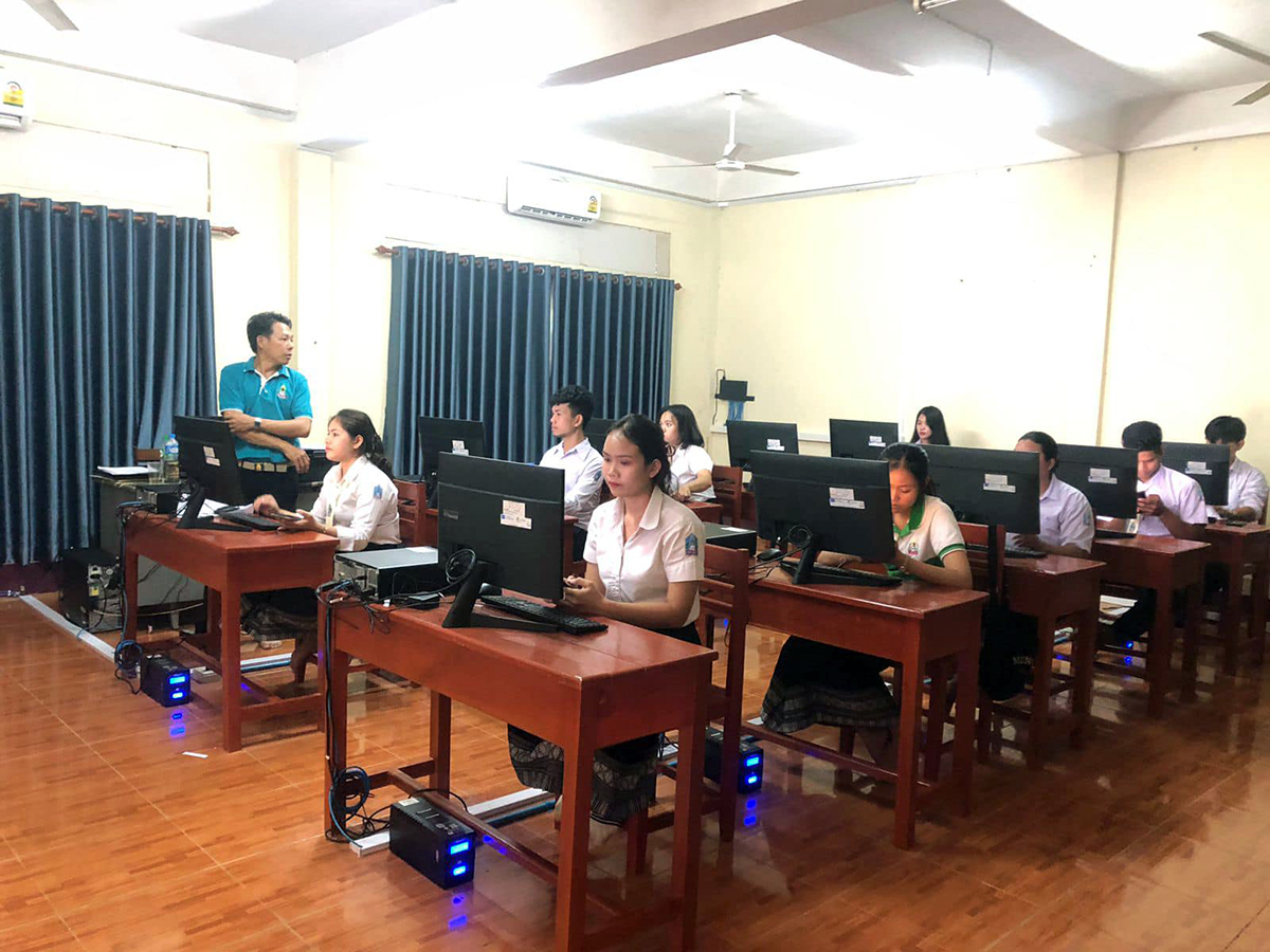 Students working in a pc lab
